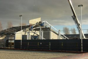 Bouw binnenrijhal - vanaf buiten rijbaan