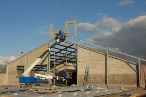 Bouw binnenrijhal - plaatsen wand met raam en deur
